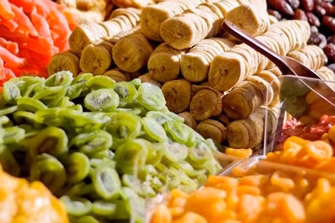 Nếu là một "tín đồ" ăn vặt, bạn có thể mua trái cây sấy khô về dự trữ để nhâm nhi mỗi lúc "buồn mồm". Ảnh: shopkieulinh.