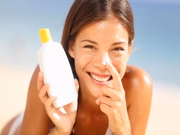 Mỗi khi ra ngoài, bạn nên thoa kem chống nắng để tránh ánh nắng làm hủy hoại các tế bào collagen của da. Ảnh: Boldsky.