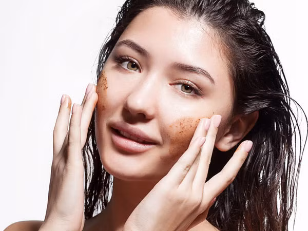 Bạn nên hạn chế việc tẩy da chết thường xuyên bởi tẩy da chết quá nhiều có thể gây tác dụng phụ là lỗ chân lông to ra.