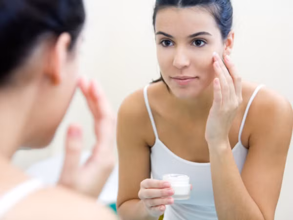 Bạn có thể sử dụng các loại dưỡng ẩm không chứa thành phần gây mụn sẽ giúp ngăn tình trạng khô da và tắc lỗ chân lông.