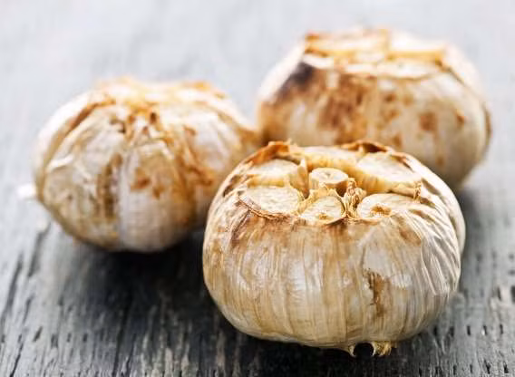 Không chỉ có mùi và hương vị thơm ngon, mà tỏi còn chứa vitamin C và vitamin B6, được xem là thực phẩm tốt cho thận.