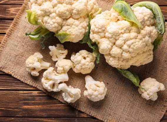 Súp lơ rất giàu chất chống oxy hóa, bao gồm vitamin C và K, canxi, sắt và magiê. Ngoài việc cung cấp các tác dụng chống viêm, kháng vi-rút và kháng khuẩn, súp lơ còn là một nguồn chất xơ tuyệt vời.