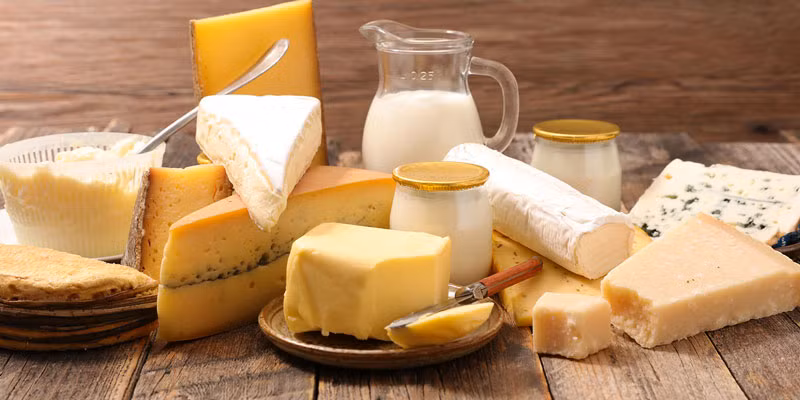 Bên cạnh đó, phô mai và sữa giàu chất béo chứa nhiều chất béo bão hòa có thể gây viêm, do đó người bị viêm khớp nên hạn chế tiêu thụ. Ảnh: tgdd.