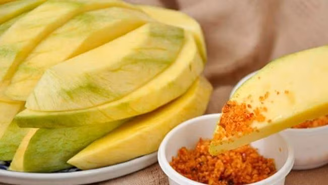 Ngoài ra, bạn không nên ăn xoài cùng với các loại thực phẩm có tính nóng khác. Ảnh: dkn.