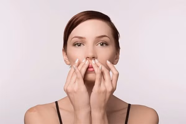  Mát-xa quanh môi: Dùng ngón trỏ và ngón giữa mát-xa theo chuyển động tròn và hướng lên trên quanh miệng và môi. Bắt đầu mát-xa nhẹ nhạng từ cằm rồi hướng lên trên tới lỗ mũi. Lặp lại các bước mát-xa này 5 lần.