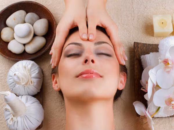  Mát-xa trán: Dùng ngón trỏ và ngón giữa nhẹ nhàng mát-xa quanh thái dương theo chuyển động hình số 8. Mát-xa phần trán bắt đầu từ lông mày đến chân tóc. Lặp lại theo chuyển động chậm và dứt khoát ít nhất 5-10 lần.