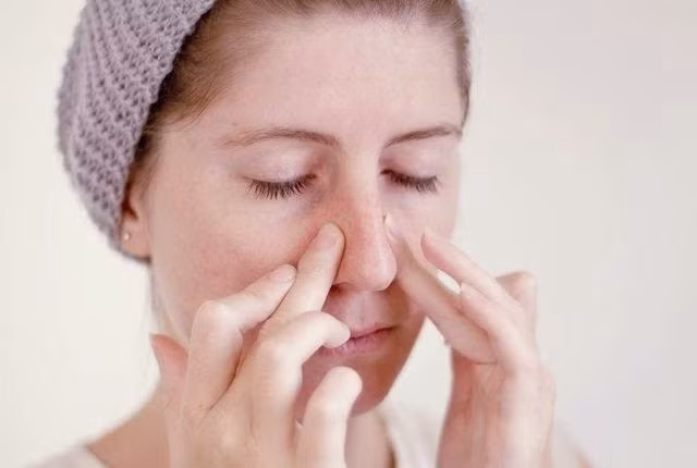  Mát-xa mũi: Dùng ngón trỏ vuốt từ phía trong của bọng mắt, mát-xa xuống dọc theo sống mũi và lặp lại 5 lần.
