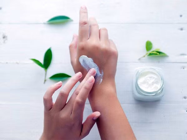  Đặc biệt chú ý đến hạn sử dụng: Thông thường phải một thời gian dài bạn mới sử dụng hết mỹ phẩm nên nhiều người không kiểm tra hạn sử dụng của các sản phẩm. Tuy nhiên, nếu sở hữu da nhạy cảm, chú ý đến hạn sử dụng của sản phẩm là rất quan trọng. Đừng bao giờ dùng các sản phẩm quá hạn cho da nhạy cảm.