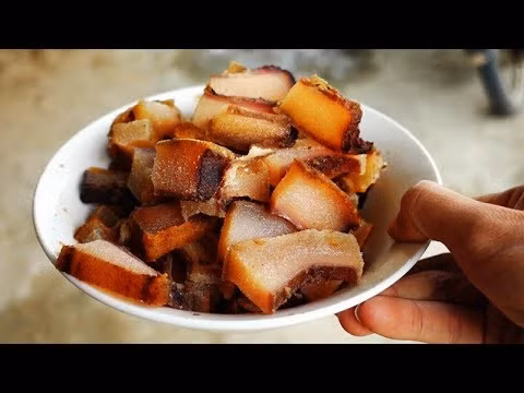 Với món da trâu thối này, đồng bào người Thái thường dùng nấu canh bon, hoa chuối hoặc nướng tùy sở thích. Ảnh: ytimg.
