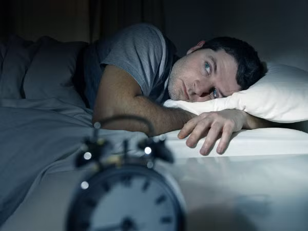 8. Mất ngủ: Hoạt động thể chất điều chỉnh đồng hồ sinh học tự nhiên của cơ thể, giúp cải thiện chất lượng giấc ngủ.