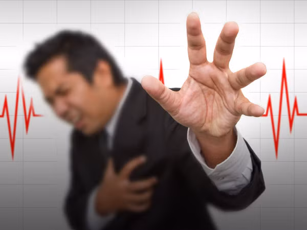 5. Bệnh mạch vành: Ít vận động dẫn đến sự lắng đọng chất béo dư thừa trong cơ thể. Các chất béo lắng đọng làm cản trở lưu lượng máu trong tim, gây ra một số bệnh tim mạch như đột quỵ