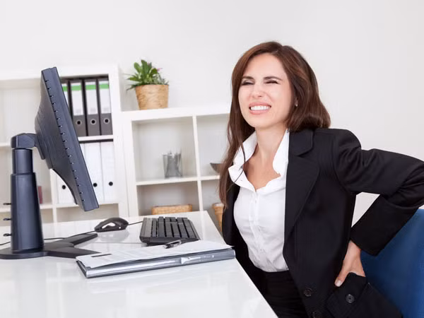 Khi làm việc với máy tính, hãy chớp mắt thường xuyên hơn để giúp giữ ẩm cho mắt và ngăn các triệu chứng khô mắt.