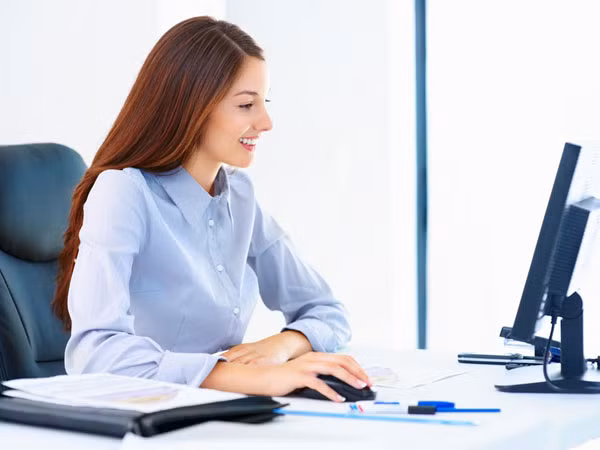 Khi dùng máy tính, bạn cũng nên cài đặt cỡ chữ to hơn để giúp giảm áp lực thị giác.