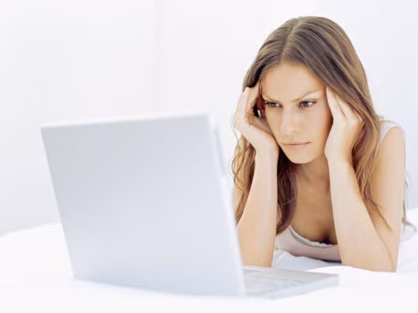 Bên cạnh đó, đừng bao giờ nheo mắt khi bạn đang cố đọc một cái gì đó trên màn hình bởi việc làm này thực sự có thể làm hỏng đôi mắt của bạn.