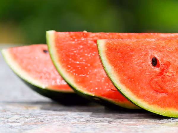  2. Dưa hấu: Dưa hấu chứa nhiều vitamin C, các khoáng chất, lycopene và nước. Các nghiên cứu kết luận, ăn dưa hấu mỗi ngày giúp tăng cảm giác no và giảm cân cũng như giúp giảm huyết áp và chứng tăng đường huyết. Nên ăn ít nhất 1 chén dưa hấu mỗi ngày trước bữa trưa 1 tiếng. 