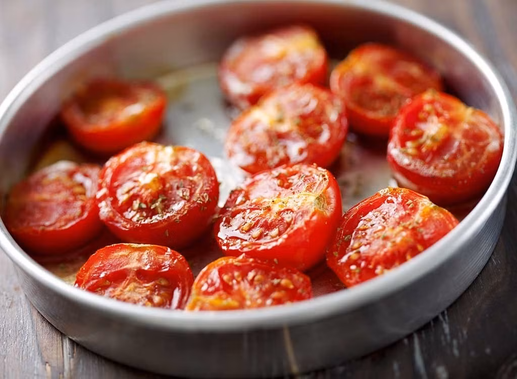 Nhiều người thích ăn cà chua sống nhưng nghiên cứu cho thấy, cà chua nấu chín sẽ có lycopene tăng khoảng 35%.