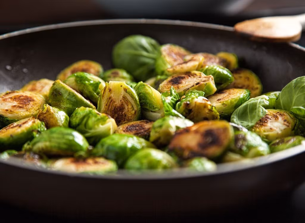 Ăn cải Brussel được nấu chín sẽ tránh được tình trạng đầy hơi, khó tiêu thay vì ăn sống.