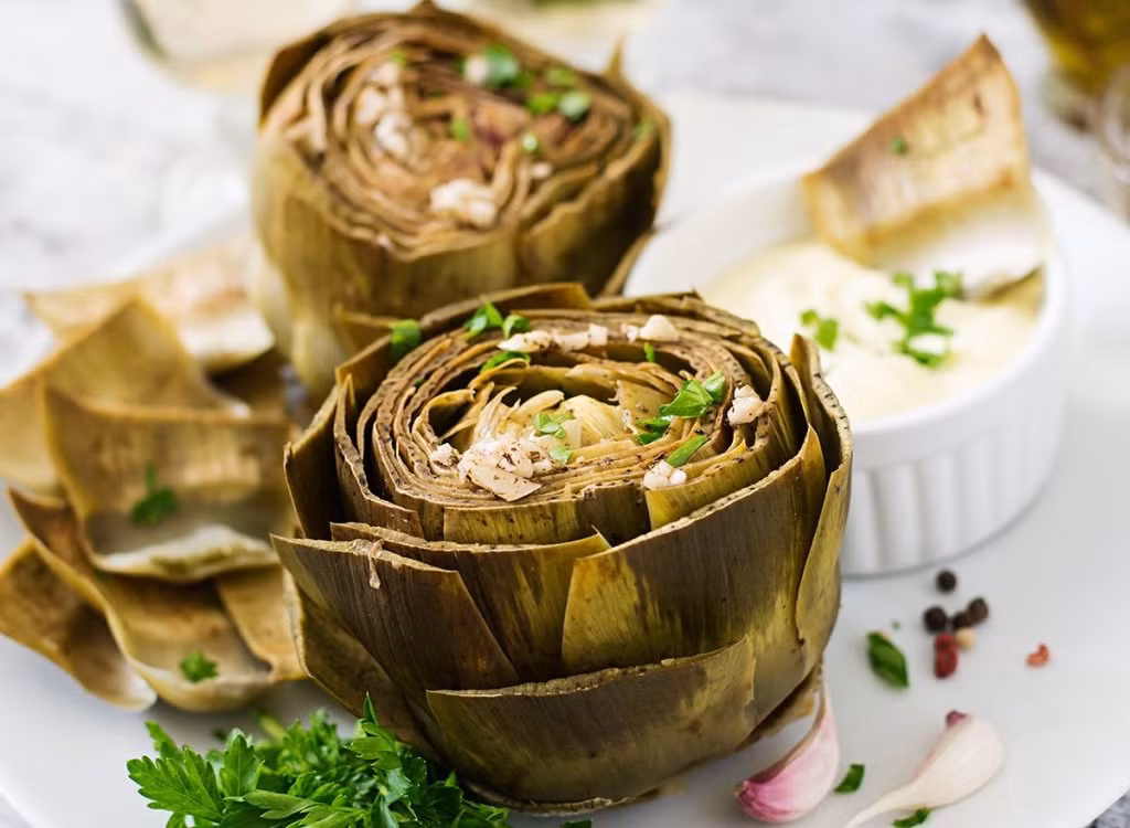 Atiso chứa nhiều chất chống oxy hóa và nó sẽ mang lại cho bạn nhiều dinh dưỡng hơn khi được làm chín. Ảnh: Eatthis.