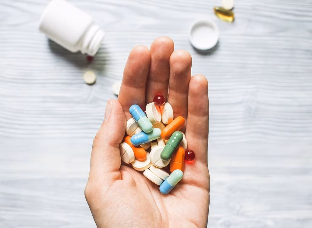 Đặc biệt, bạn không được uống thuốc hạ sốt quá liều bởi uống quá liều có thể dẫn đến tổn thương gan nghiêm trọng và thậm chí tử vong.