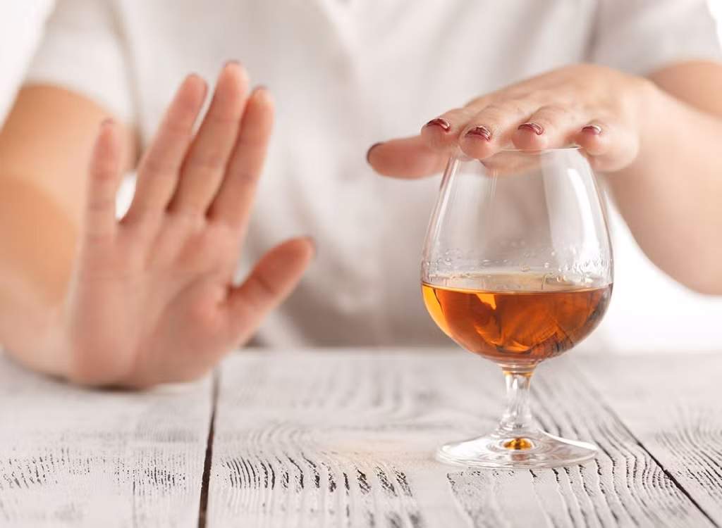 Khi bị sốt, bạn không nên uống rượu, soda và đồ uống chứa caffein bởi chúng có thể gây mất nước vào lúc cơ thể thực sự cần giữ nước nhất.