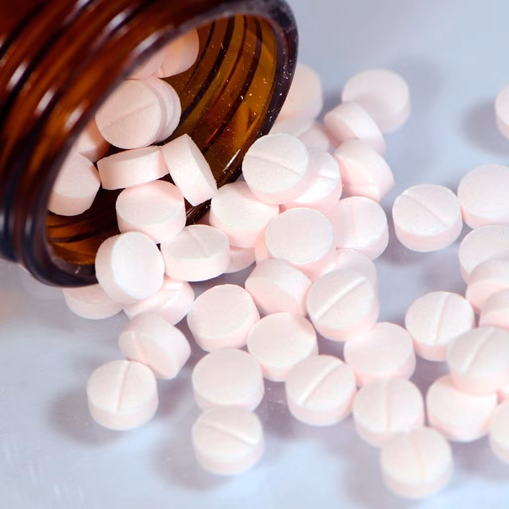 Bạn cũng tuyệt đối không dùng aspirin để hạ sốt cho trẻ em bởi việc này có thể dẫn đến hội chứng Reye - có thể gây tử vong.