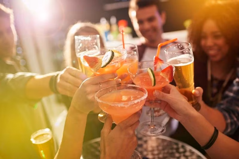 Uống rượu bia khiến các cơ hàm và cơ họng trùng xuống, sau đó chặn vào đường thở, gây tình trạng ngáy ngủ.
