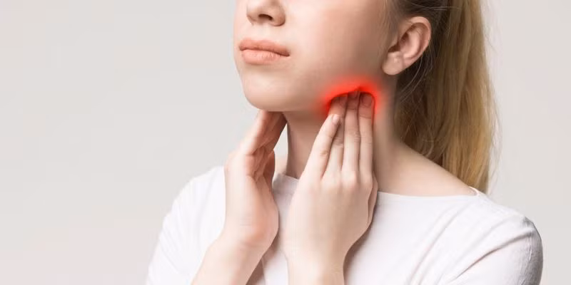 Người bị phì đại amidan cũng có hiện tượng ngủ ngáy do amidan bị phì đại sẽ chặn đường thở khi người đó nằm xuống.