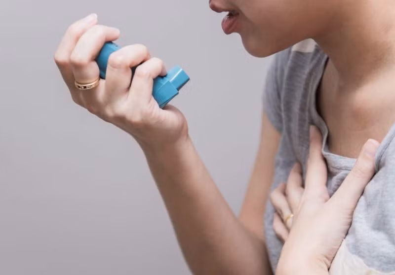 Nếu bạn bị hen suyễn và yết hầu nhỏ, bạn sẽ ngáy khi ngủ do hen suyễn kết hợp với yết hầu nhỏ có thể gây áp suất thực quản âm và làm tăng tình trạng ngáy ngủ. Ảnh: Facty.