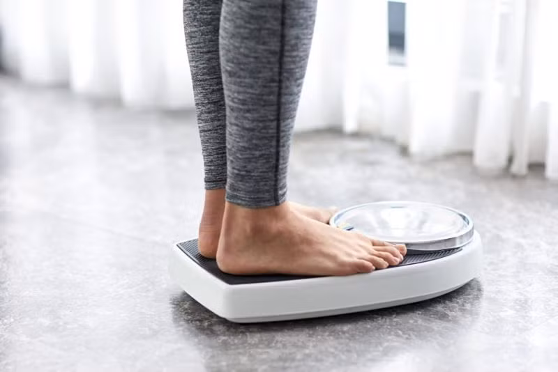 Một trong những nguyên nhân của chứng ngáy ngủ là do béo phì. Người béo phì thường có mô thừa các chặn đường thở, khiến lưu thông khí gặp khó khăn, tạo ra âm thanh lớn trong khi ngủ.