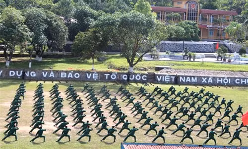 Để đáp ứng yêu cầu nhiệm vụ đòi hỏi người chiến sĩ không chỉ có tư tưởng vững vàng, an tâm công tác, mà còn đòi hỏi ở họ tinh thông về nghiệp vụ, giỏi về kỹ thuật, chiến thuật, có sức khỏe tốt. Những năm qua, đơn vị đã tập trung nâng cao chất lượng huấn luyện, rèn luyện thể lực cho bộ đội. Ảnh: Bài tập võ tay không thường xuyên được các chiến sĩ luyện tập thuần thục.