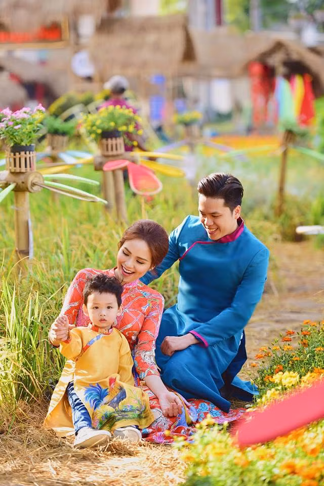 Diễm Hương rất chăm đưa hình ảnh gia đình lên trang cá nhân. Có thể thấy, sau khi Diễm Hương chia tay đại gia và đến với chồng trẻ, cô có cuộc sống êm đềm hạnh phúc, không quá giàu có sang chảnh nhưng đủ đầm ấm, bình yên cùng gia đình nhỏ của mình.
