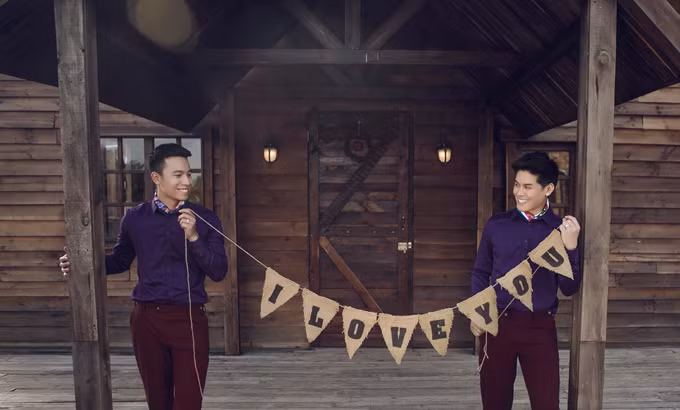 Mọi người luôn mong một kết thúc đẹp cho mối tình đồng tính của John Huy Trần và bạn trai. Vì đây không phải chỉ là hôn lễ của người nổi tiếng mà còn là minh chứng cho sự bình đẳng của tình yêu đồng giới hiện nay ít ai dám làm. Ảnh: Doisongphaply.