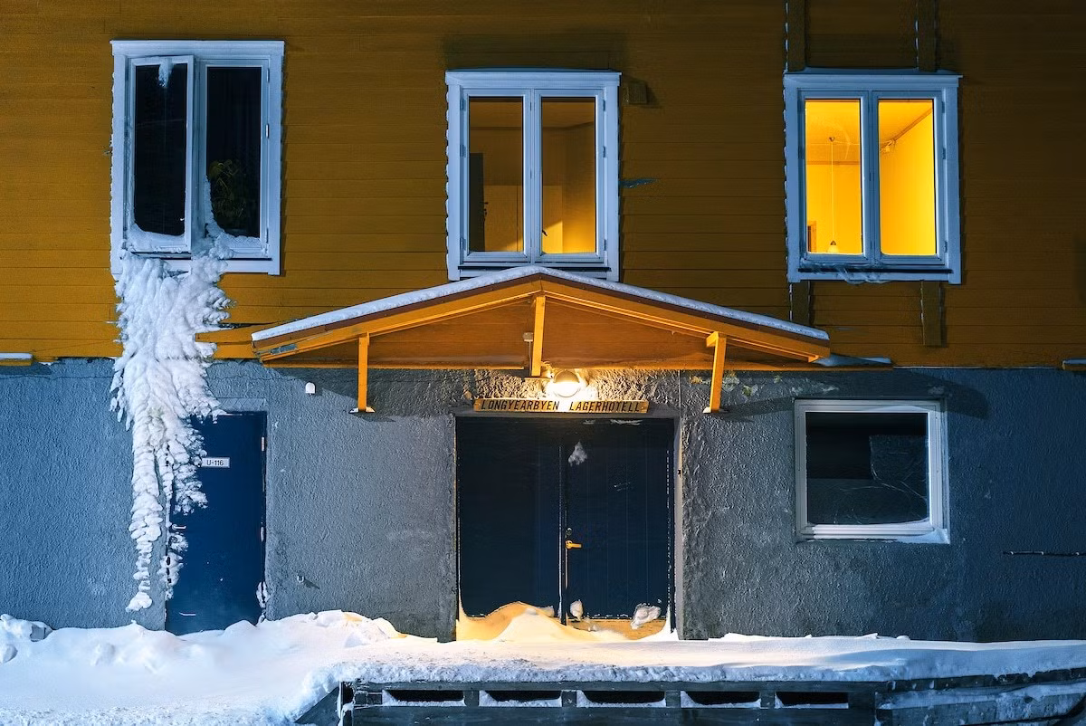 Một mỏ than bị bỏ hoang, cái tên Longyearbyen cũng là tên của một người thợ mỏ.