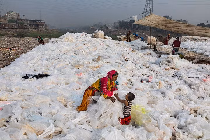 Những người làm việc ở bãi rác thải ở Bangladesh cho biết, họ phải tỉ mẩn đem từng chiếc túi nhựa rửa sạch, phơi khô trước khi đem bán lại cho các nhà tái chế.