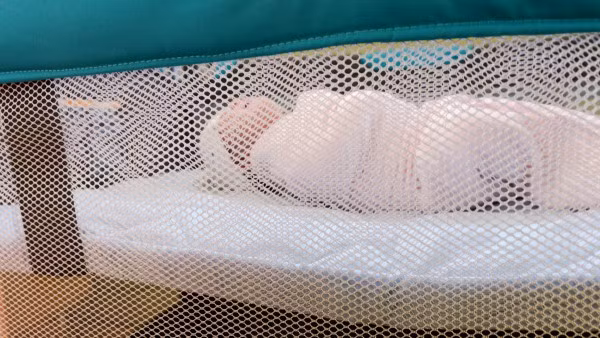 Những lỗ nhỏ li ti của chiếc nôi chính là ẩn họa khôn lường, có thể cắt vào tay chân trẻ nhỏ (Ảnh minh họa)