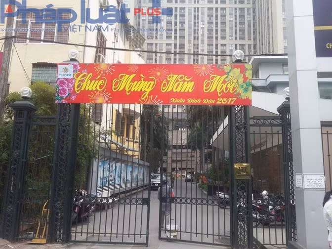 Tuy nhiên, từ thời điểm bàn giao cho cư dân vào ở (từ quý IV/2016), khu chung cư hứa hẹn sẽ đem lại “cuộc sống tươi đẹp” cho người dân lại khiến cư dân sinh sống tại đây vô cùng bức xúc khi lối đi chính đã bị chủ đầu tư cho người chặn lại. Ảnh: Pháp luật Plus.