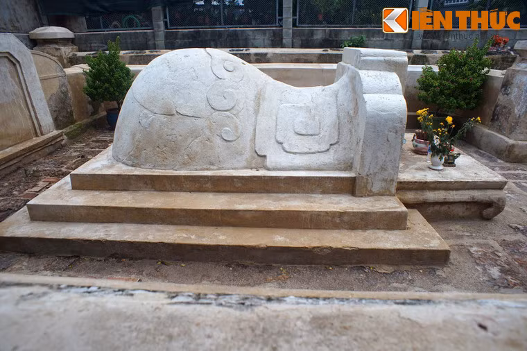 Nấm mộ hình Ngưu miên (Trâu ngủ), dạng mộ dành cho những người thuộc giới quyền quý. Trong nhiều năm, mộ đã bị lấn chiếm làm chỗ để xe và xuống cấp nghiêm trọng. Công trình đã được đại trùng tu và khánh thành vào dịp giỗ Tiền hiền Tạ Dương Minh năm 2016..