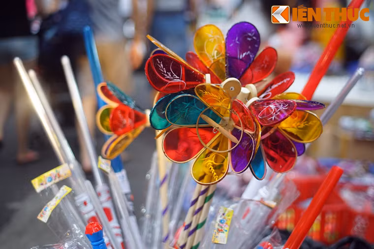 Đèn ông sư hay đèn cù là loại đèn rất thú vị, có thể quay tít khi đẩy trên nền đất.