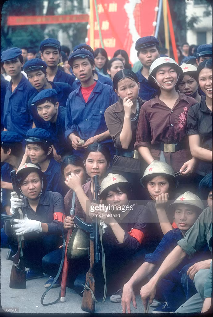 Thanh niên các khối dân quân và công nhân trong buổi diễu hành.