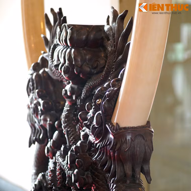 Đích thân Thiếu tá Thọ - người ra lệnh thực hiện vụ thảm sát để chiếm ngà voi - dẫn một tiểu đoàn bộ binh lên núi yểm trợ và bảo vệ cặp ngà. Sau một ngày giao tranh ác liệt lực lượng này cũng bị đánh tan tác, phải lẩn trốn trong rừng sâu nhiều ngày, tổn thất nhiều sinh mạng.