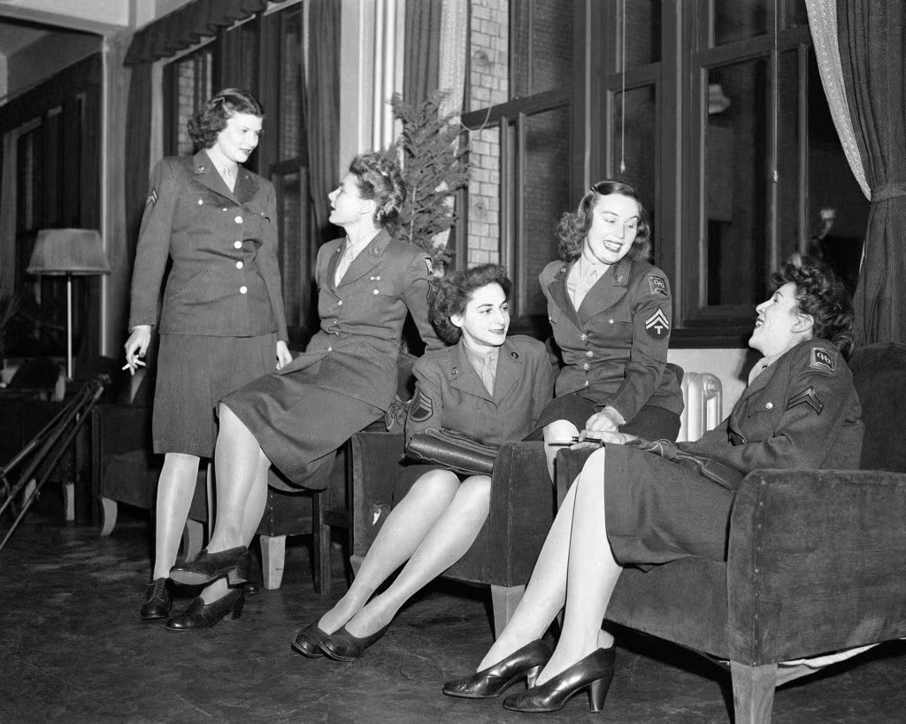 Những người phụ nữ trong lực lượng WACs (Women's Army Corps - Quân đoàn Nữ) của Mỹ tại sảnh chờ của một nhà khách tại Tokyo, 17/3/1947.