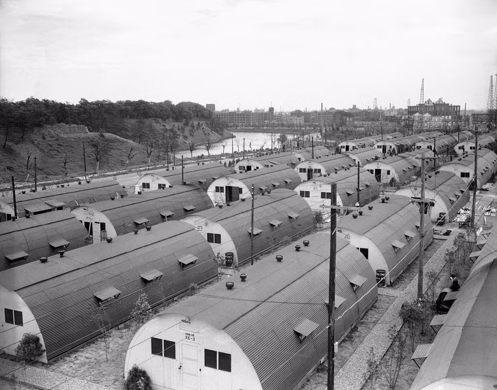 Quang cảnh khi nhìn từ Cung điện Hoàng gia hướng về trung tâm Tokyo, ngày 10/6/1946.