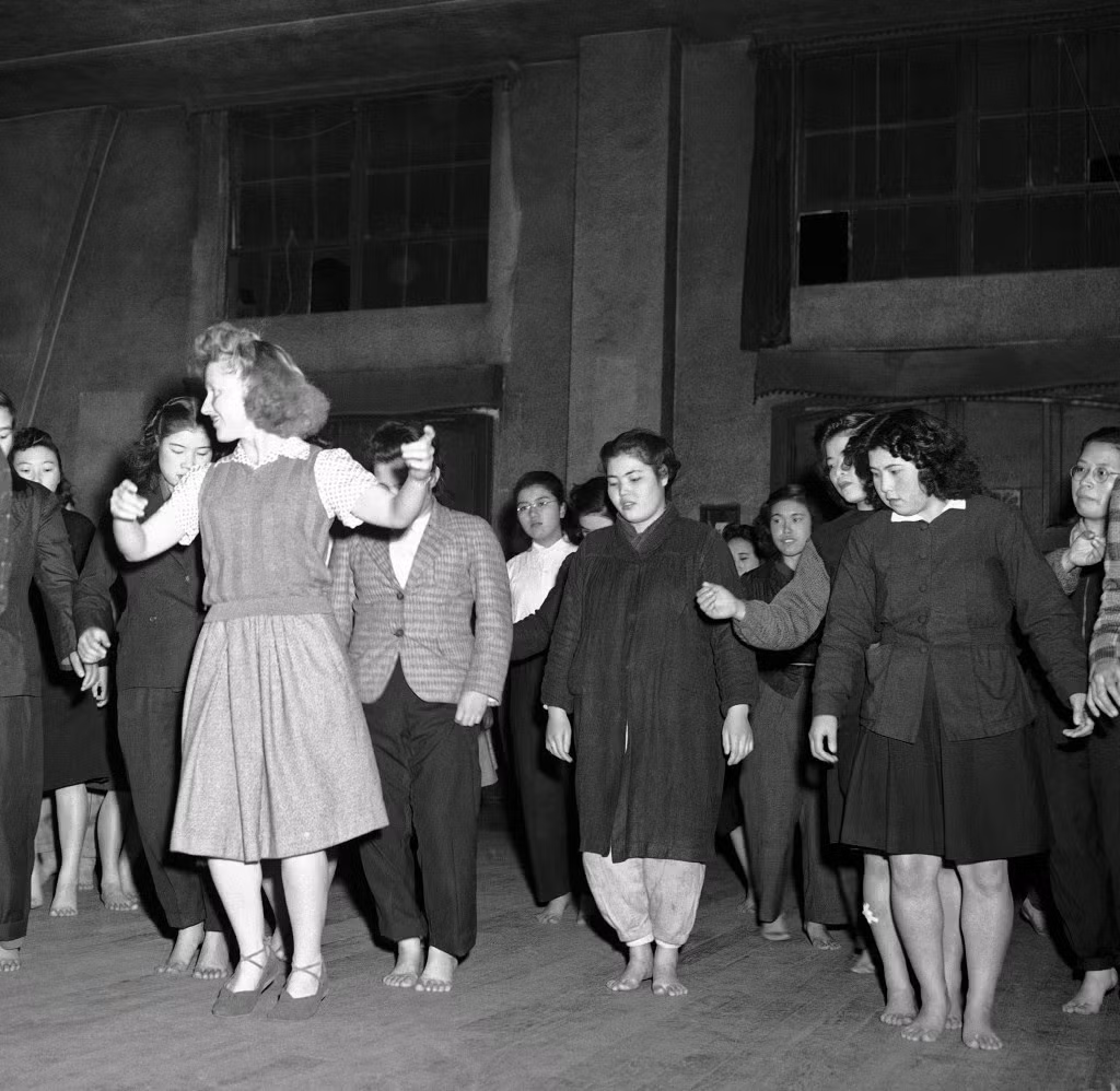 Vũ công Barbara McBride dạy các học viên người Nhật nhảy điệu Korobotchka của Nga ở Tokyo, ngày 29/12/1946.