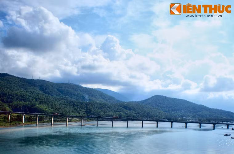 Bao quanh vịnh là khung cảnh hùng vĩ của những cánh rừng nhiệt đới rộng lớn trên những dãy núi nhấp nhô.