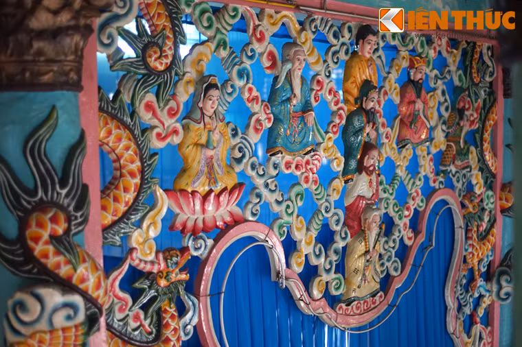 Những đối tượng thờ phụng của Thánh thất. Do đạo Cao Đài là một tôn giáo có tính dung hợp các tôn giáo lớn mà chủ yếu là Phật giáo, Đạo giáo, Nho giáo và Kitô giáo nên ngoài việc thờ Thiên Nhãn, đạo còn thờ các vị như Phật Thích Ca, chúa Giê su, Khổng Tử, Lão tử, Phật Bà Quan Âm...