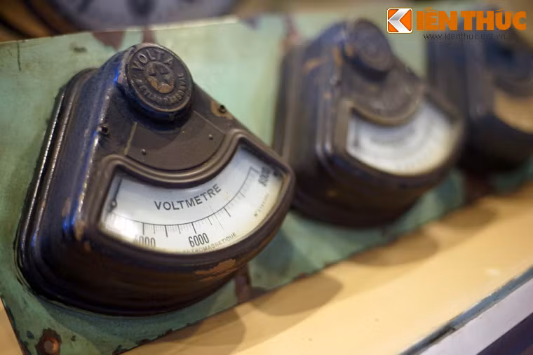 Đến đầu những năm 2000, nhà Đèn ngừng phát điện. Ảnh: Đồng hồ ghi giờ thông số vận hành.