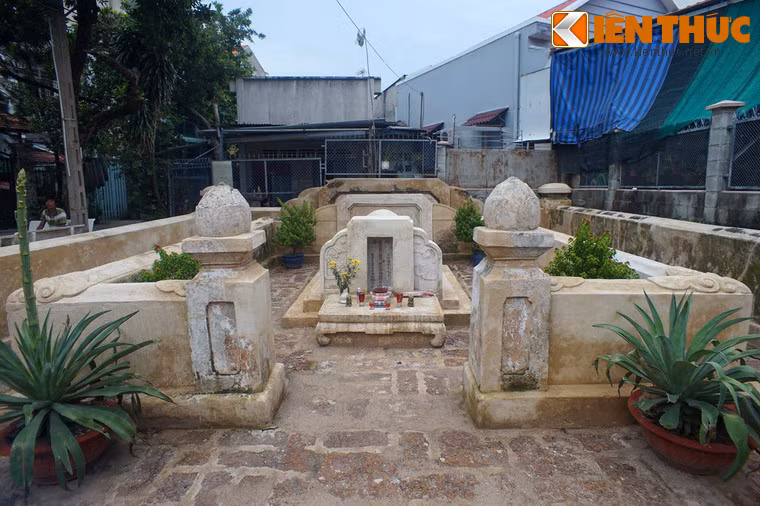 Mộ được Hương chức thôn Linh Chiểu Đông lập bia vào ngày tốt tháng 2 năm Canh Dần (1890).