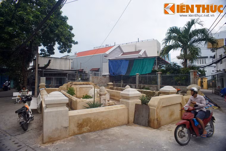 Tọa lạc tại đường 10, khu phố 4, phường Linh Chiểu, quận Thủ Đức, TP HCM, mộ Tiền hiền Tạ Dương Minh là nơi an nghỉ của người có công khai sáng vùng đất Thủ Đức.