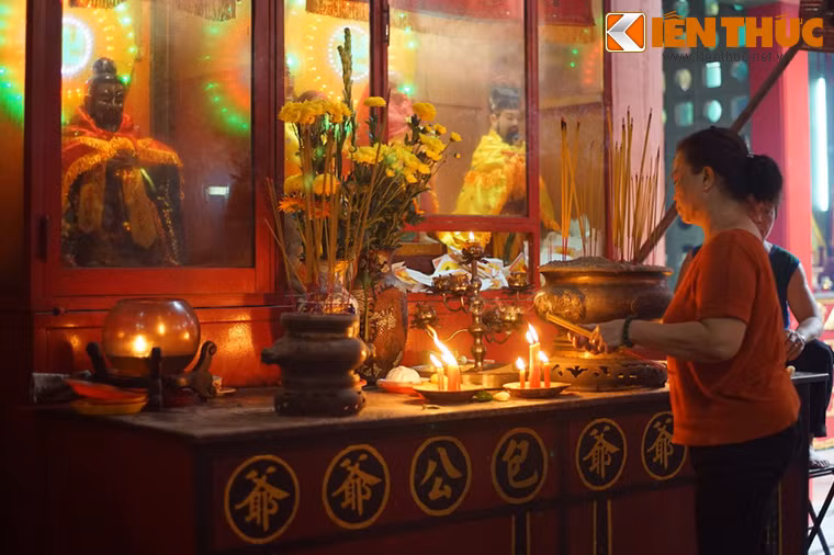 Ngoài ra, hội quán Tam Sơn còn có các bàn thờ Quan Âm, Ngọc hoàng, Tam Thanh, Quan Công, Thần Tài Âm phủ, Thái Tuế Long vương...