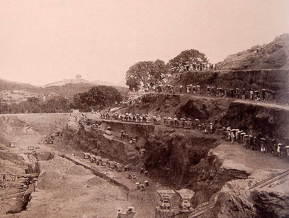 Khung cảnh ở mỏ than Hòn Gai.